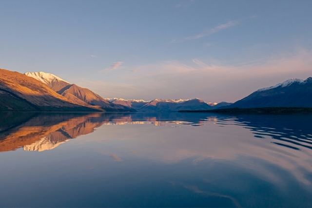 Ein See mit Bergen im Hintergrund
